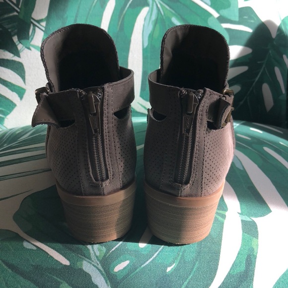 DV 7.5 Ankle Boot - Picture 2 of 3